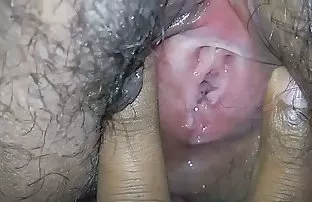 XXX मुलगी दिसते एक मित्र Fucks एक गडद-नमूद केल्याप्रमाणे केस असलेला