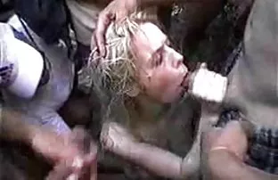 XXX धावत एक तरुण सौंदर्य पुच्ची