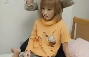 XXX एक माणूस एक बिअर पोट फाडून टाकले हाडकुळा moloduha