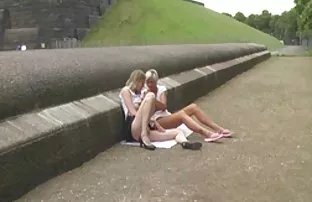 XXX दोन तरुण मुली गैरवापर प्रौढ महिला