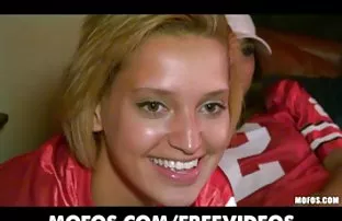 XXX माणूस chpokaet चिक तिच्या समोर मैत्रिणींना