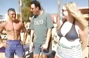 XXX युक्ती मैत्रीण तिच्या तोंडात आणि सुरु तिच्या समलिंगी संबंध ठेवणारी स्त्री प्रेम बाथरूम मध्ये