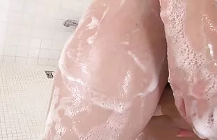 XXX संभोग एक गोंडस कुत्री एक लक्झरी बेड