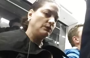 XXX एक माणूस fucked सुंदर सोनेरी आणि दाट तपकिरी रंगाचे केस.