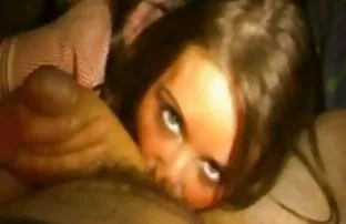 XXX गडद-नमूद केल्याप्रमाणे केस असलेला मुलगी हार्ड fucked मांजर