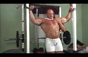 XXX एक कुशल मालिश थेरपिस्ट अप धावांची भर घातली, त्याच्या क्लायंट एक महान आणि लबाडीचा स्त्री पुरुष समागम