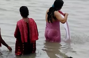 XXX धावत कुत्री उठावदार उरोज असलेली पुच्ची ओले