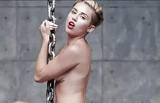 XXX पुरुषांची गर्दी pounced वर एक गोंडस आणि प्लग तो clitr त्यांच्या pistils