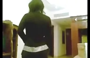 XXX फ्लॅट सोनेरी केस व गोरी त्वचा मध्ये दिला दाढी केलेला योनी