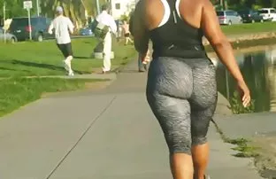 XXX कामुक स्तनाग्र पसरली तिचे पाय समोर आजोबा