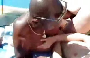 XXX कार मध्ये असणारी सुंदर तरुण स्त्री वर वाहणारे पाणी