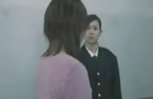 XXX तरुण मुलगी स्मोकिंग आणि शोषक त्याच वेळी