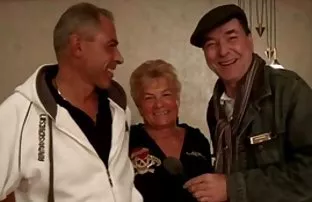 XXX स्नायुंचा fucker तळणे दोन बेड मध्ये blondes