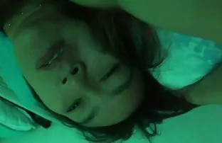 XXX उठावदार उरोज असलेला दाट तपकिरी रंगाचे केस घेते तिला तिच्या प्रियकर समागम