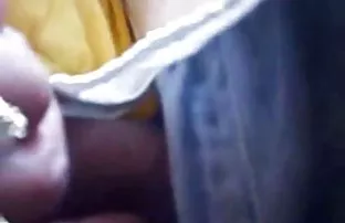 XXX ठाम फाडले बंद बर्न दाट तपकिरी रंगाचे केस टेबल वर