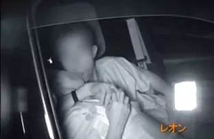 XXX दोन तापट दाट तपकिरी रंगाचे केस वर masturbating एक लेदर चेअर