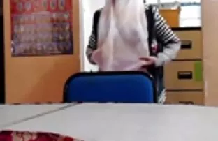 XXX चित्रित म्हणून Fucks त्याच्या मुलगी बेड मध्ये