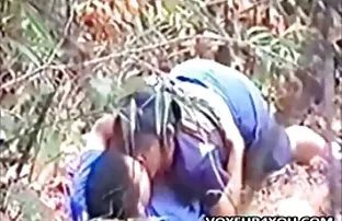 XXX तरुण कोंबडा Masturbates त्याचे कपडे हलक्या हाताळते