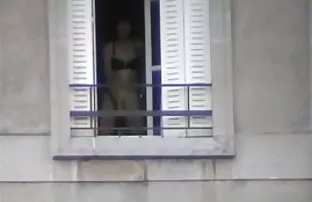 XXX एक मोठ्या काळा बंदुकीची नळी मध्ये गुलाबी भोक