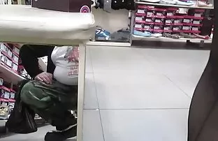 XXX लागलेला टक्कल पूच्ची दाट तपकिरी रंगाचे केस स्टॉकिंग्ज मध्ये