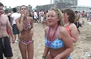 XXX तरुण कुमारिका मुलगी दाखवते तिच्या ताज्या चार्म कॅमेरा