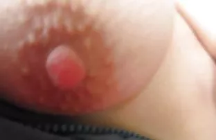 XXX दोन हॉटिज द्वारे fucked एक गृहस्थ