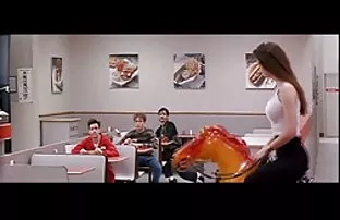 XXX लज्जतदार पांढरा कुत्री चोखणे एक प्रचंड काळा कोंबडा