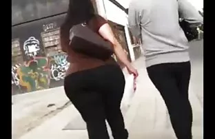 XXX रशियन हलक्या fucked दोन गडद नमूद केल्याप्रमाणे केस असलेला मुली