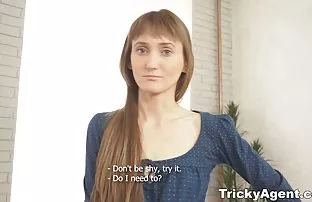 XXX देते दात एक गरम चिक आणि Fucks her दरम्यान स्तन