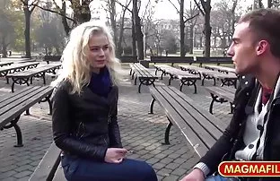 XXX रशियन मुलगी एक भव्य आकृती तोंडात घेते