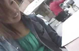 XXX Nymphomaniac विरोध करू शकत नाही आणि सुरु करण्यासाठी काठी त्याच्या बोटांनी तिच्या cunt मध्ये