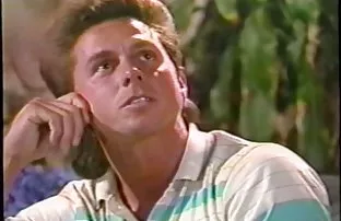 XXX मनसे banged दोन blondes मध्ये दाढी केलेला पुच्ची