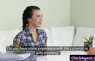 XXX कोंबडा कुत्री स्टॉकिंग्ज मध्ये दिला दाढी केलेला पुच्ची