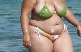 XXX सोफा एक नाजूक सुंदर स्तन